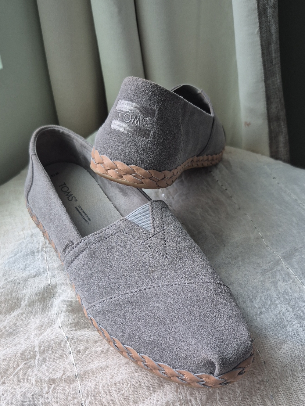 Toms Ladies Slip-On Suede Loafers in Light Gray with Tan Trim. SIZE 10 EUC